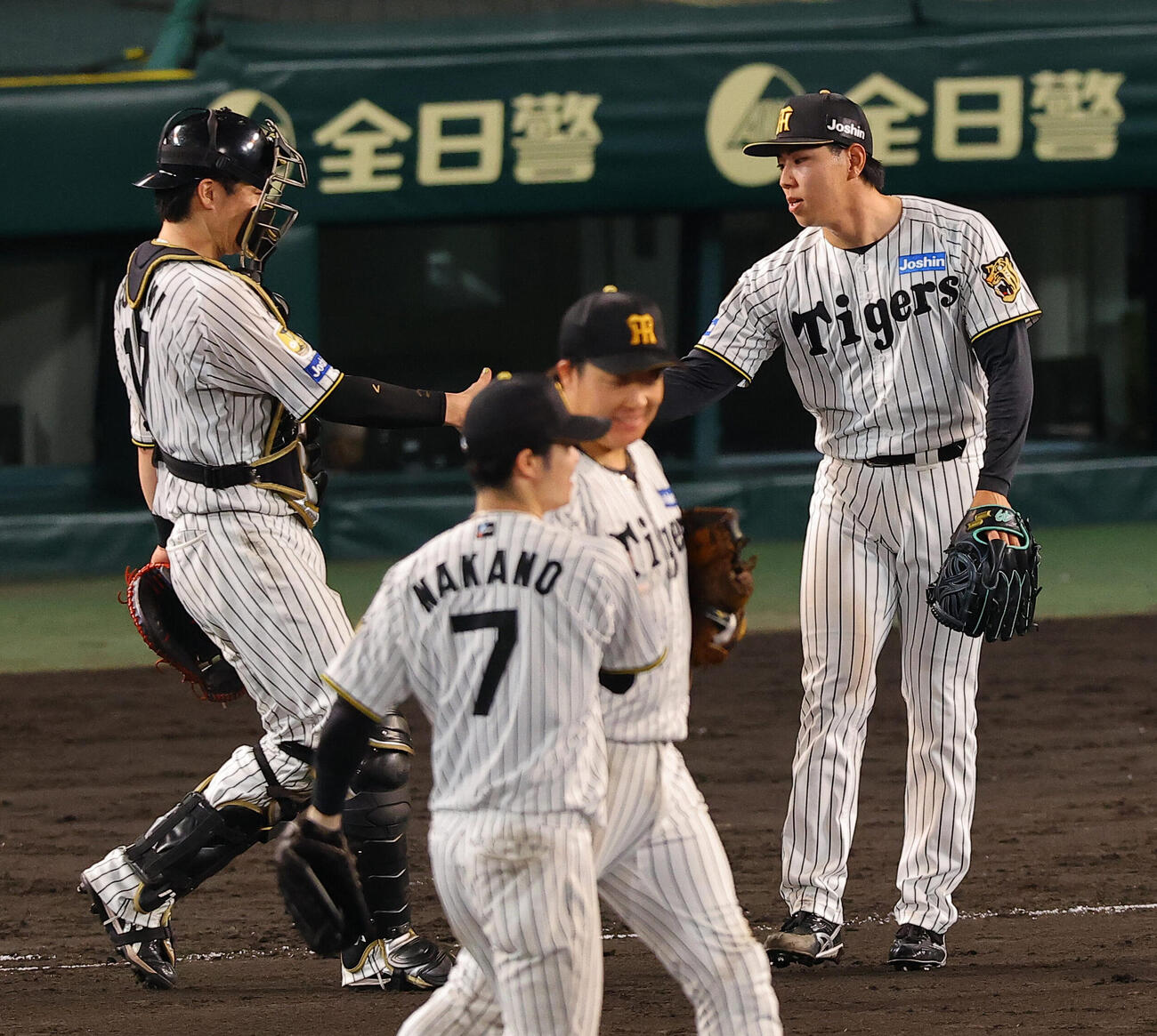 阪神対広島　広島に勝利し伏見寅威（左）と握手を交わす阪神工藤泰成（撮影・上田博志）