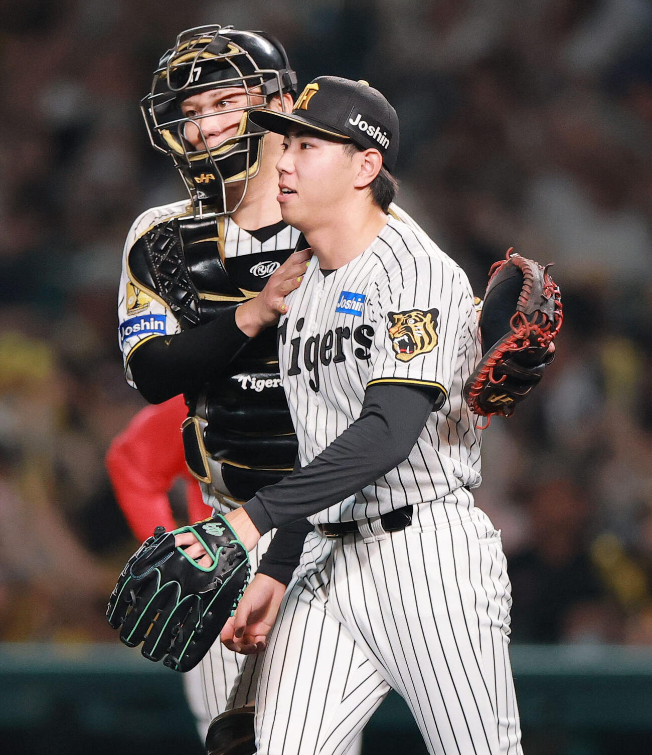 阪神対広島　広島に勝利し、試合を締めた工藤泰成（手前）と喜びを分かち合う捕手伏見寅威（撮影・上山淳一）