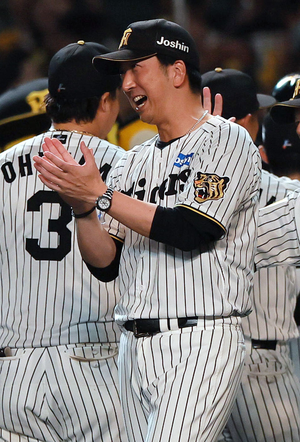阪神対広島　広島に勝利し拍手でナインを出迎える藤川球児監督（撮影・上山淳一）