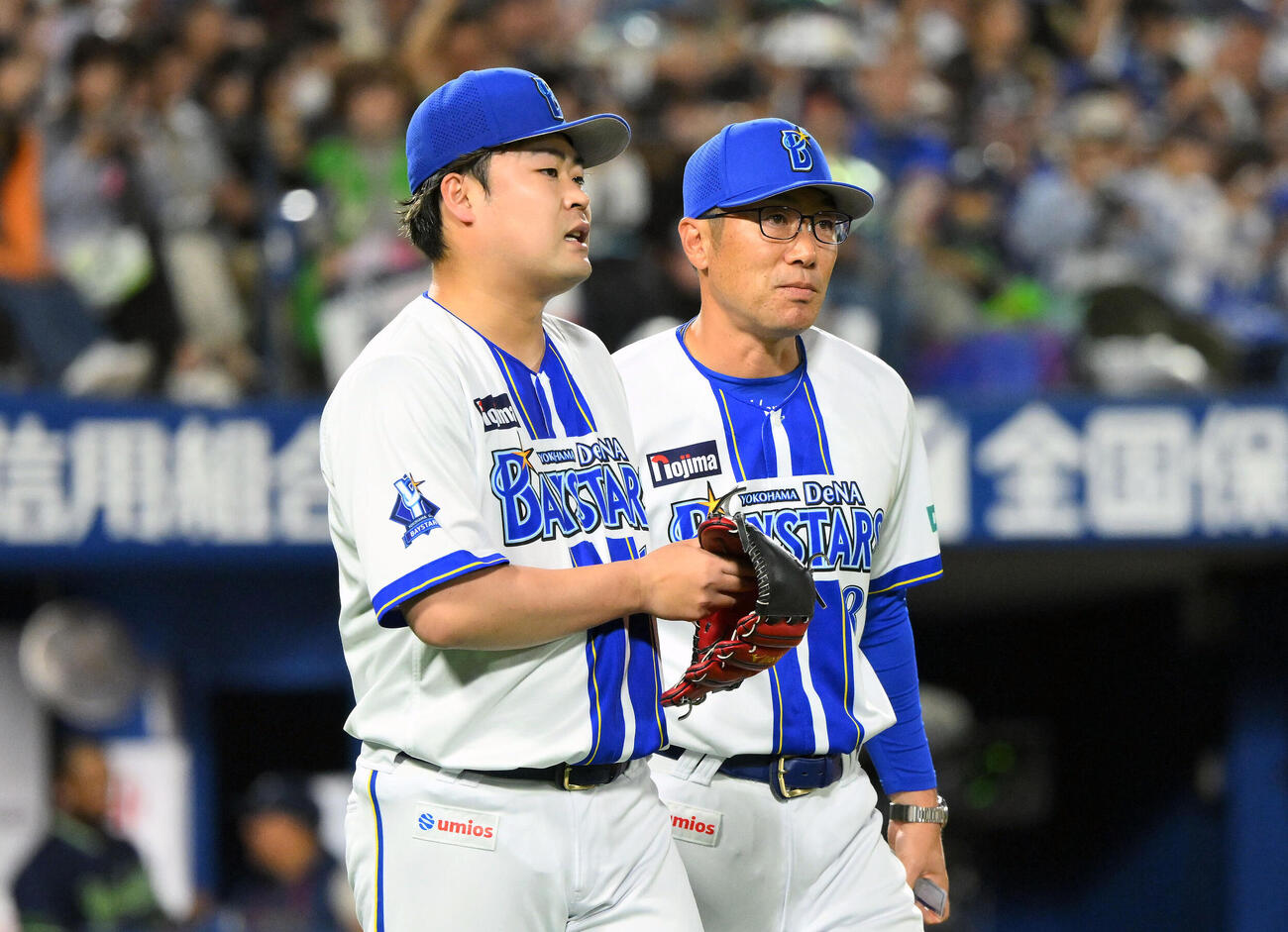 DeNA対ヤクルト　8回表ヤクルト1死満塁、松下歩叶に2点適時打を許した伊勢大夢（左）は相川亮二監督から交代を告げられる（撮影・滝沢徹郎）