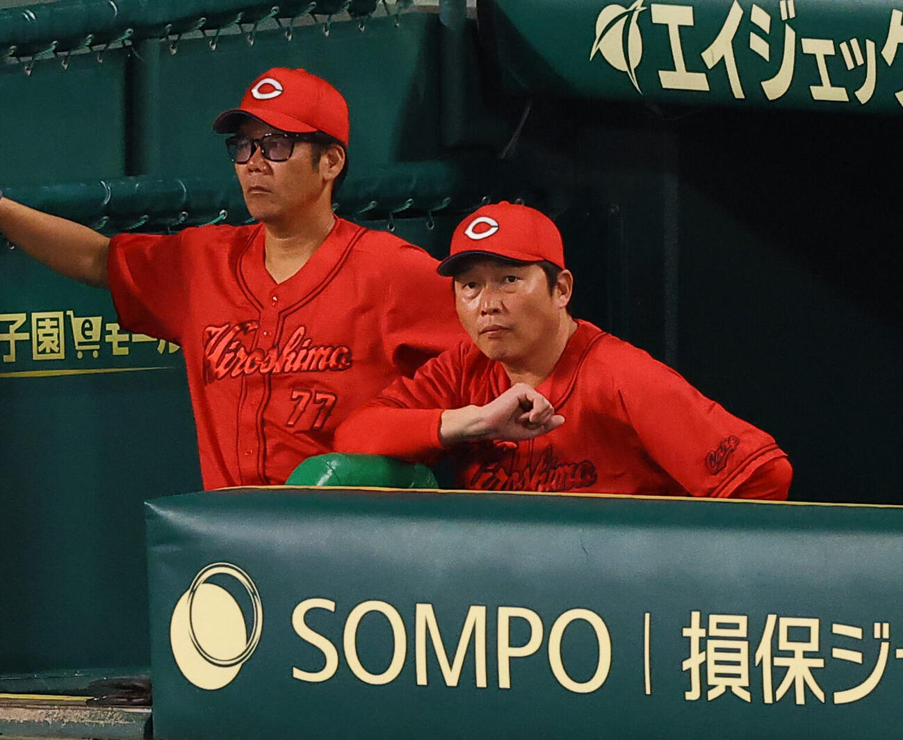阪神対広島　新井貴浩監督（右）はベンチで厳しい表情を見せる（撮影・上田博志）