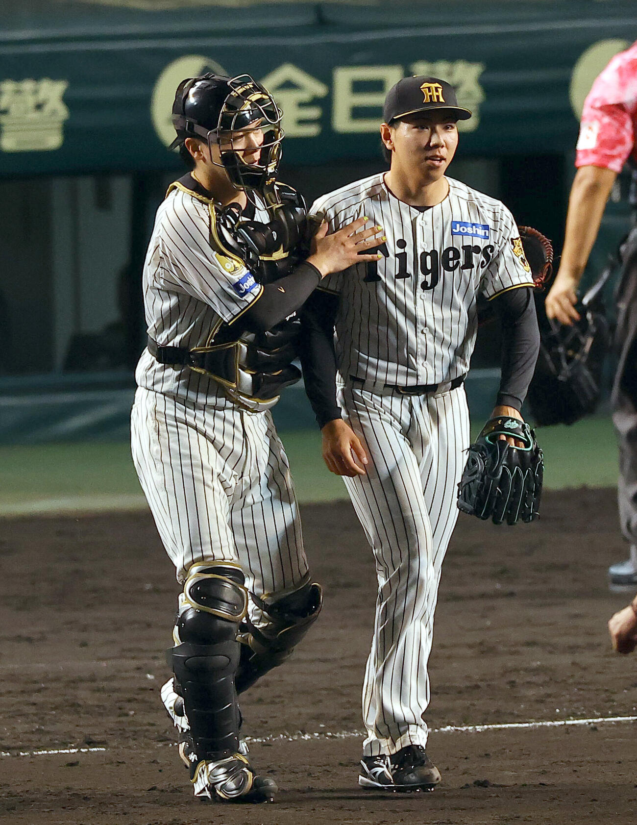 阪神対広島　広島に勝利した伏見寅威（左）と工藤泰成は話しながらマウンドへ向かう（撮影・上田博志）