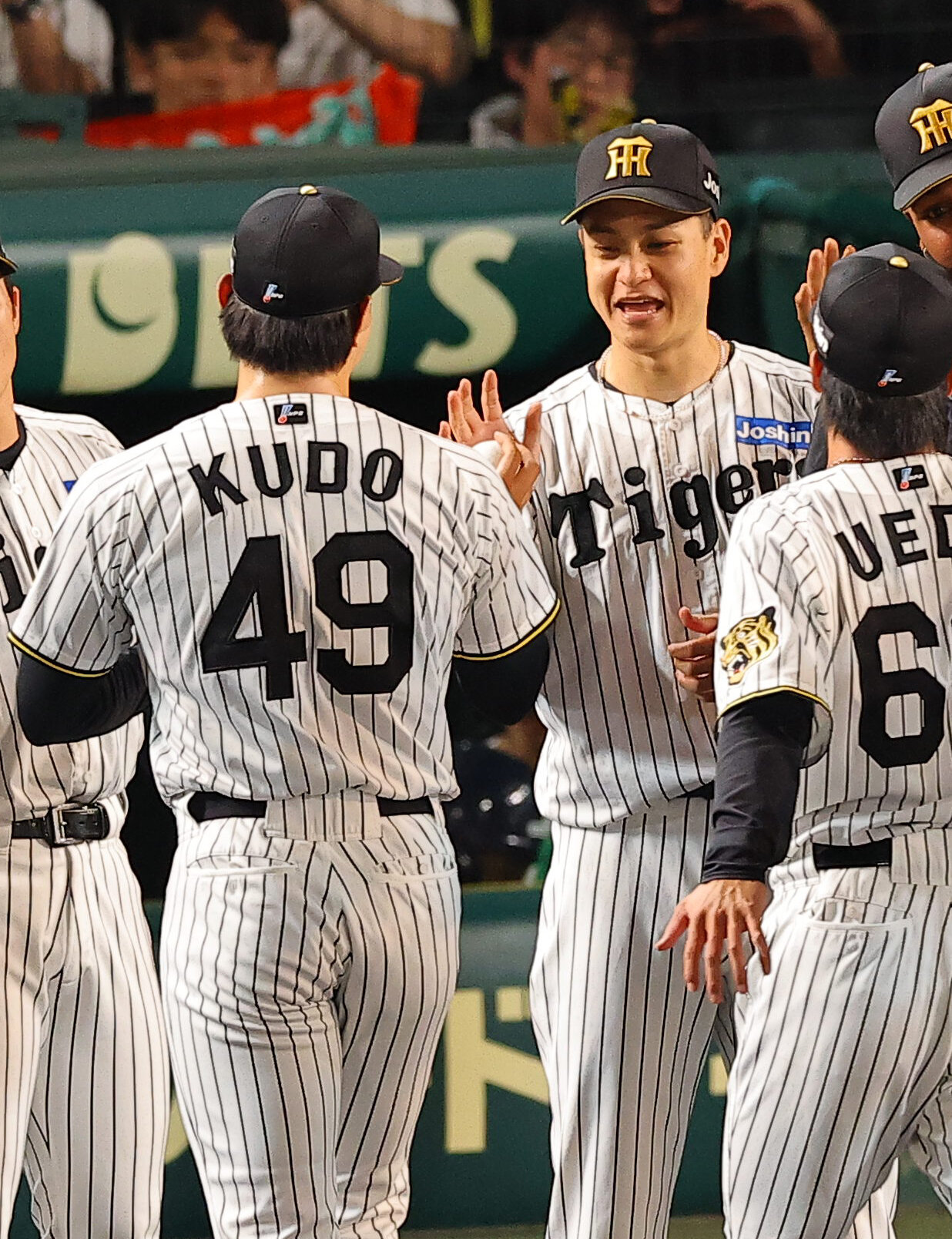阪神対広島　工藤泰成（左）から勝利球を受け取る大竹耕太郎（撮影・上田博志）