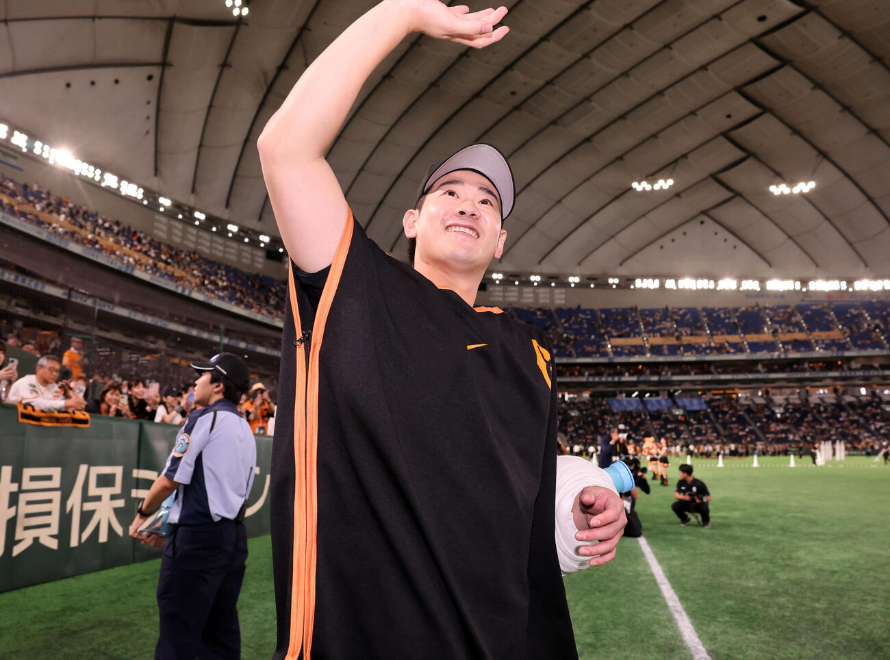 巨人対中日　サヨナラ勝利で、笑顔でスタンドに手を振る巨人井上温大（撮影・浅見桂子）