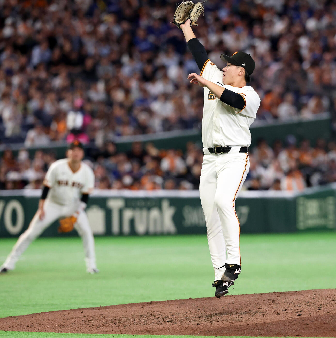 巨人対中日　6回表中日無死、村松開人の打球をジャンプして捕球し投手ゴロに仕留める井上温大（撮影・浅見桂子）