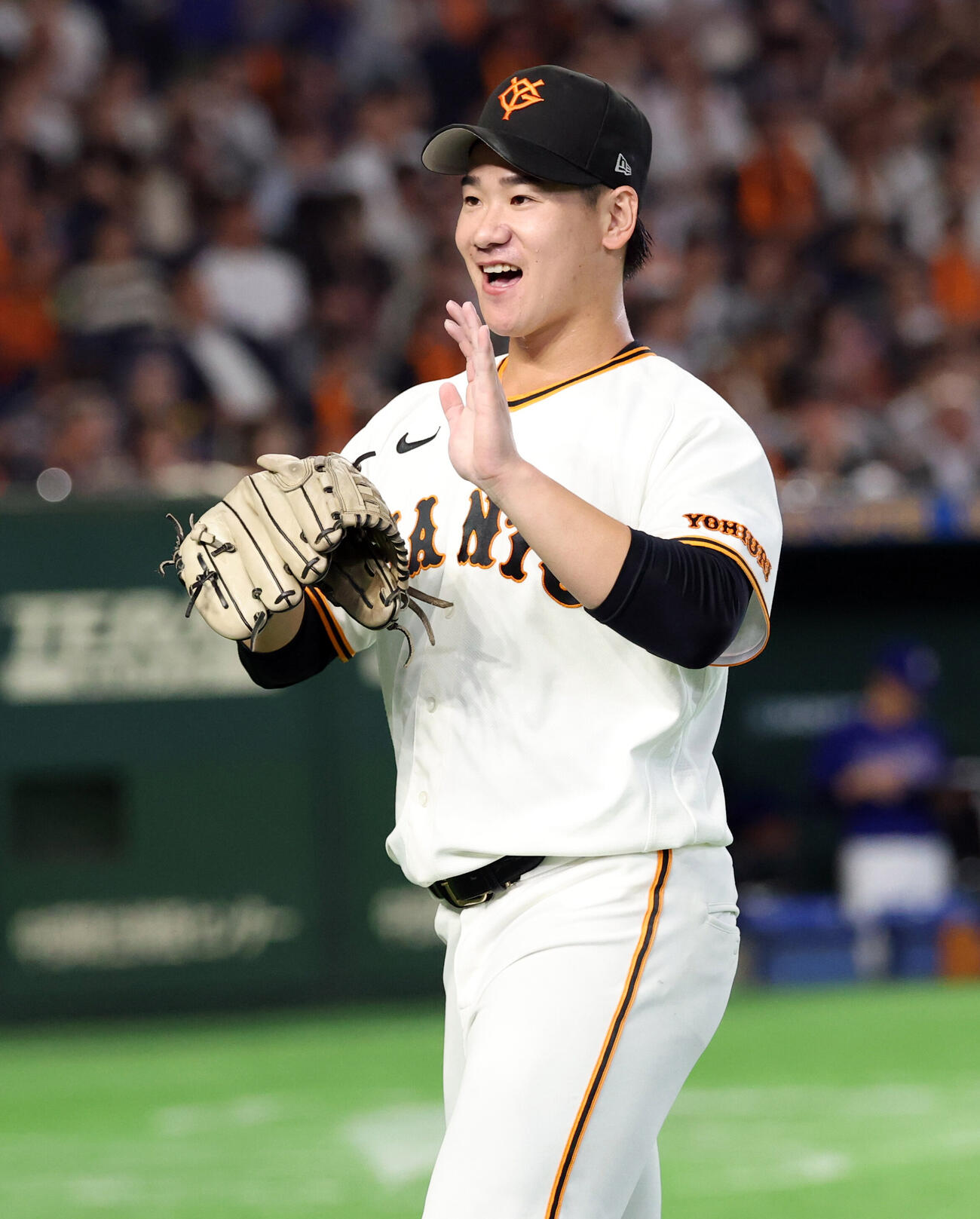 巨人対中日　5回表中日1死一、二塁、福永裕基を併殺に仕留め笑顔を見せる井上温大（撮影・浅見桂子）
