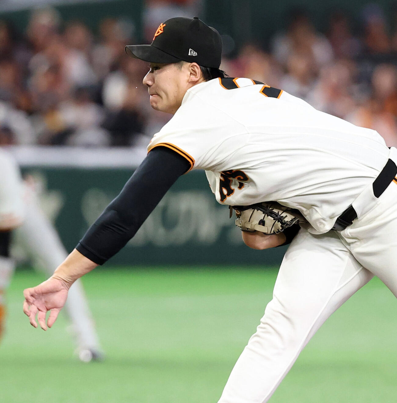 巨人対中日　汗を飛ばして力投する巨人先発の井上温大（撮影・浅見桂子）