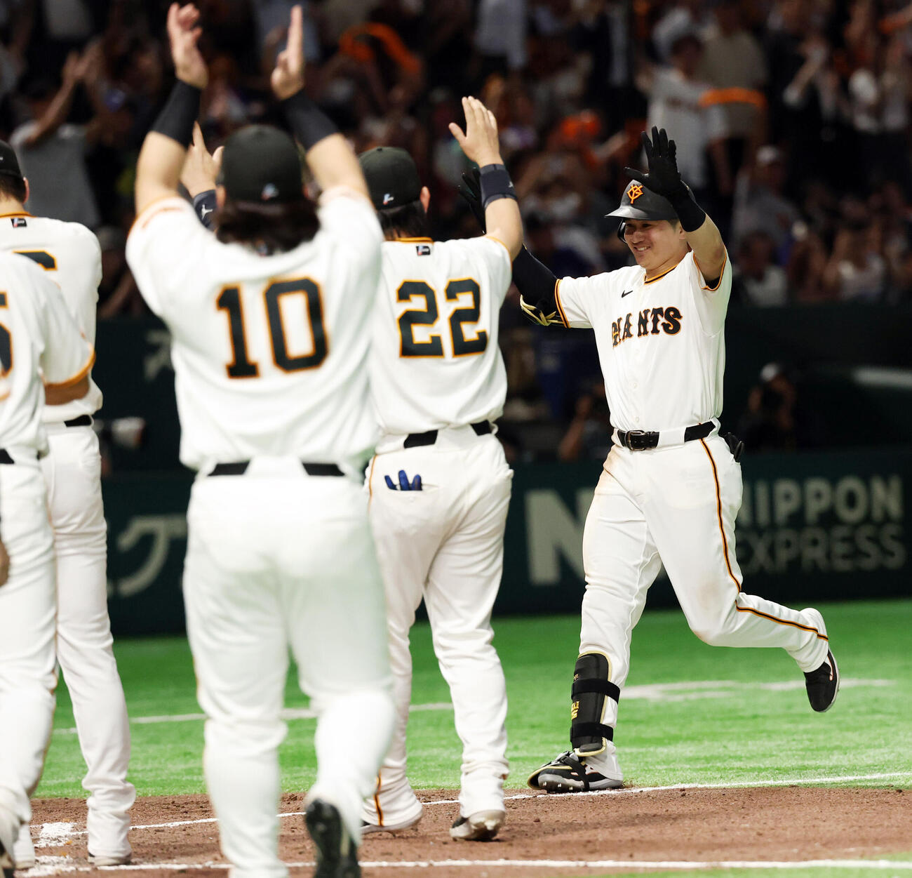 巨人対中日　9回裏巨人1死一塁、泉口友汰はサヨナラ2点本塁打を放ちバンザイで生還（撮影・浅見桂子）