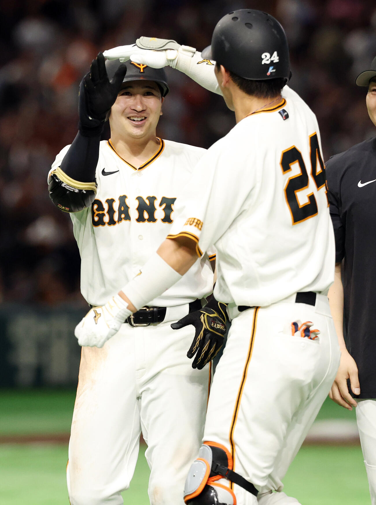 巨人対中日　9回裏巨人1死一塁、泉口友汰（左）はサヨナラ2点本塁打を放ち、大城卓三からの祝福に笑顔（撮影・浅見桂子）