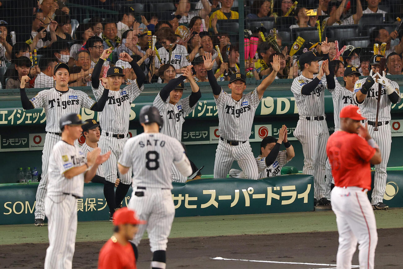 阪神対広島　4回裏阪神無死一、二塁、先制適時打を放った佐藤輝明を祝福する阪神ナイン（撮影・上田博志）