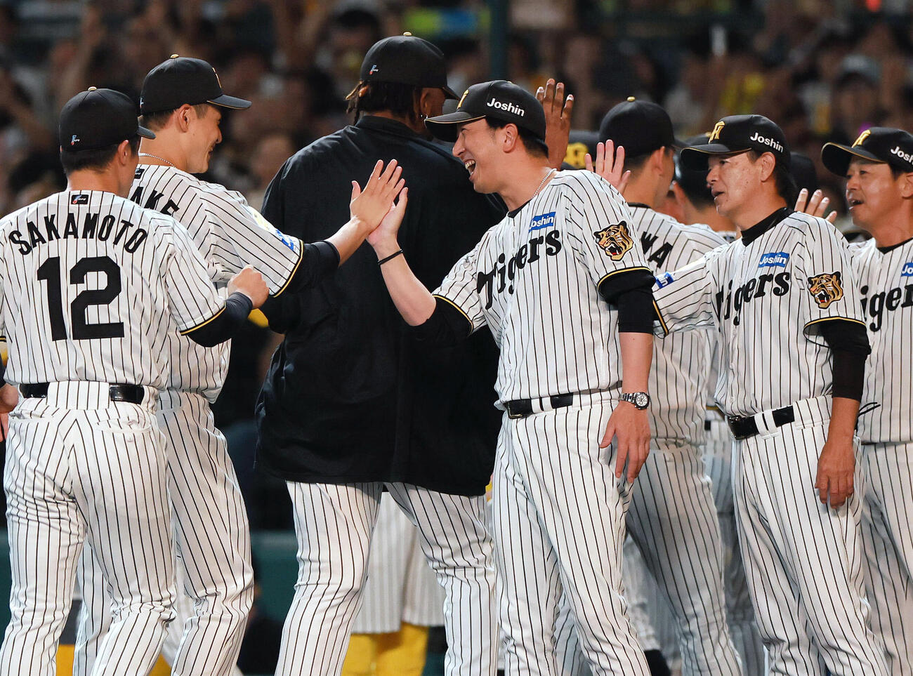 阪神対広島　広島に勝利し、大竹耕太郎（左から2人目）とタッチをかわす阪神藤川球児監督（撮影・上山淳一）