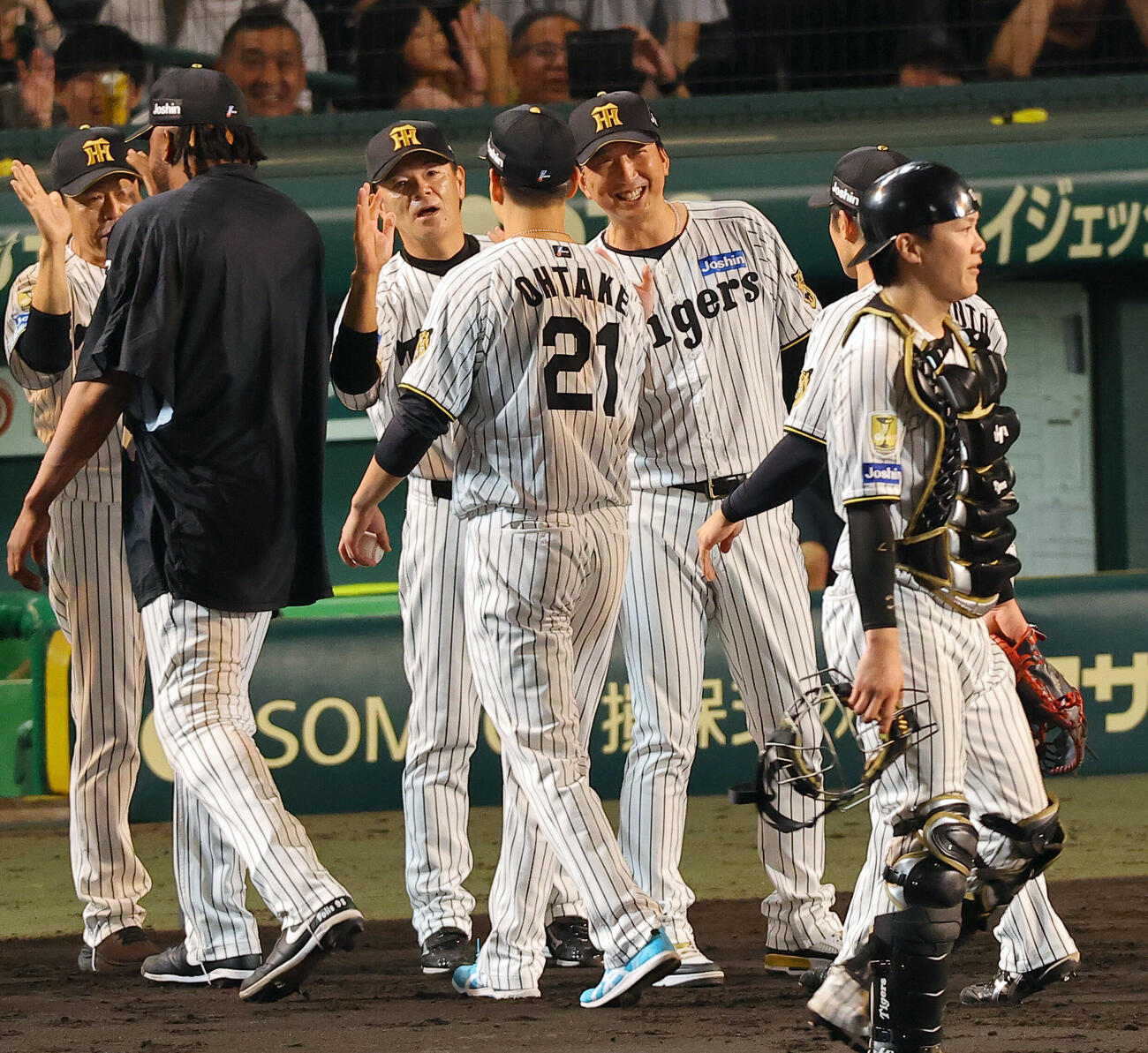 阪神対広島　藤川球児監督（右から2人目）は6勝目を上げた大竹耕太郎と笑顔でハイタッチをする（撮影・上田博志）