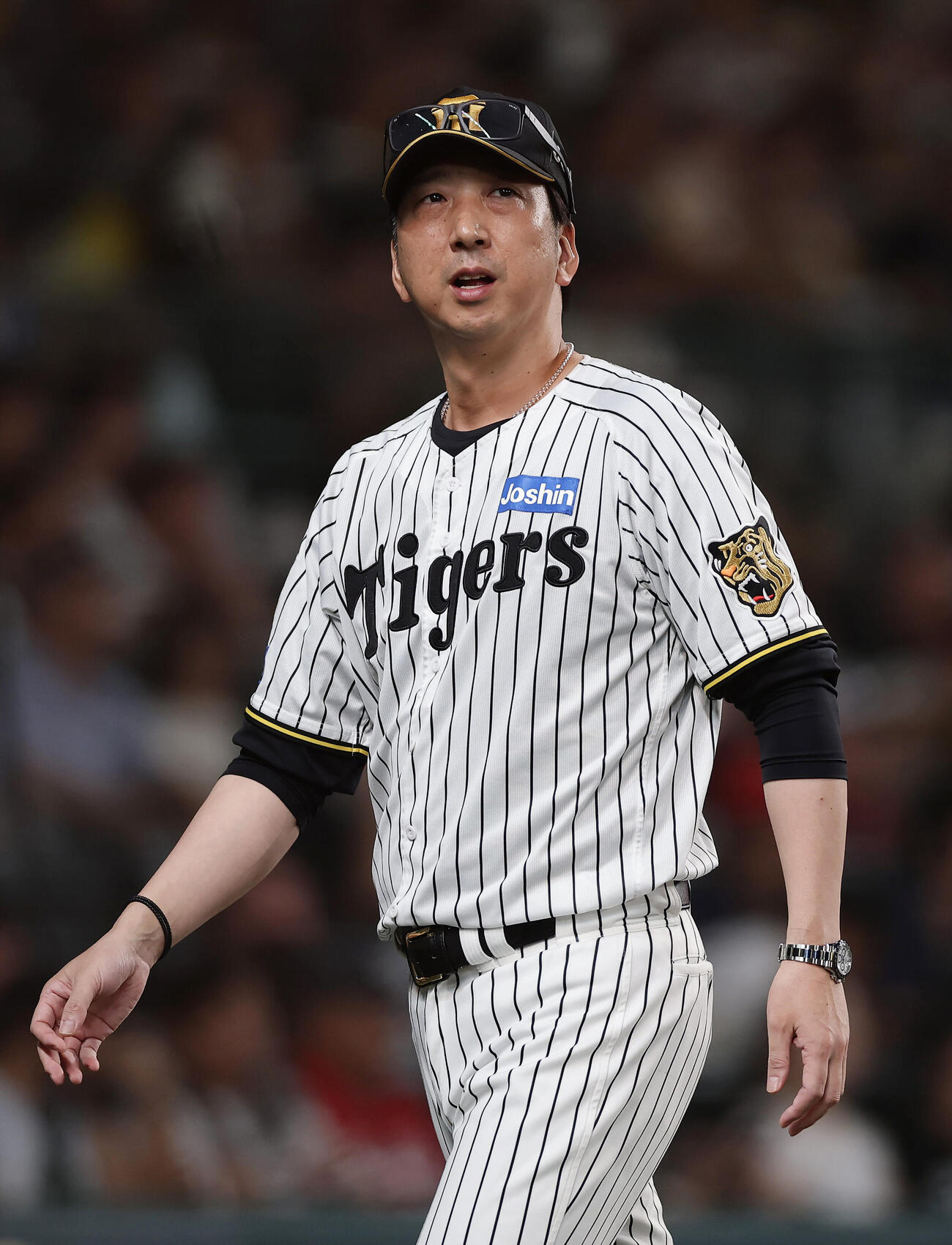 阪神対広島　7回裏を終え、選手交代を告げた阪神藤川球児監督（撮影・前田充）