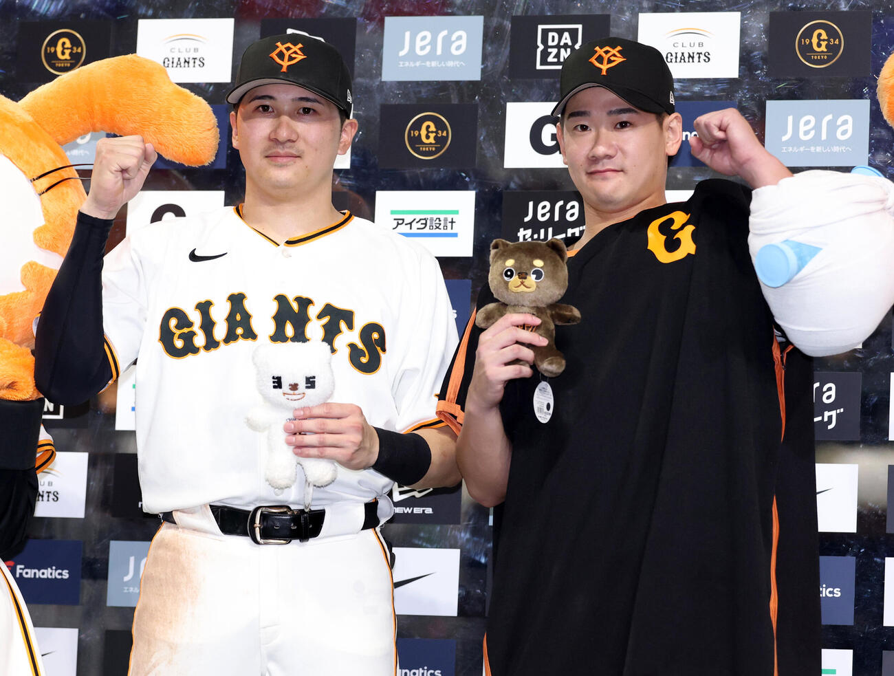 巨人対中日　ヒーローインタビューで笑顔の巨人井上温大（右）と泉口友汰（撮影・浅見桂子）
