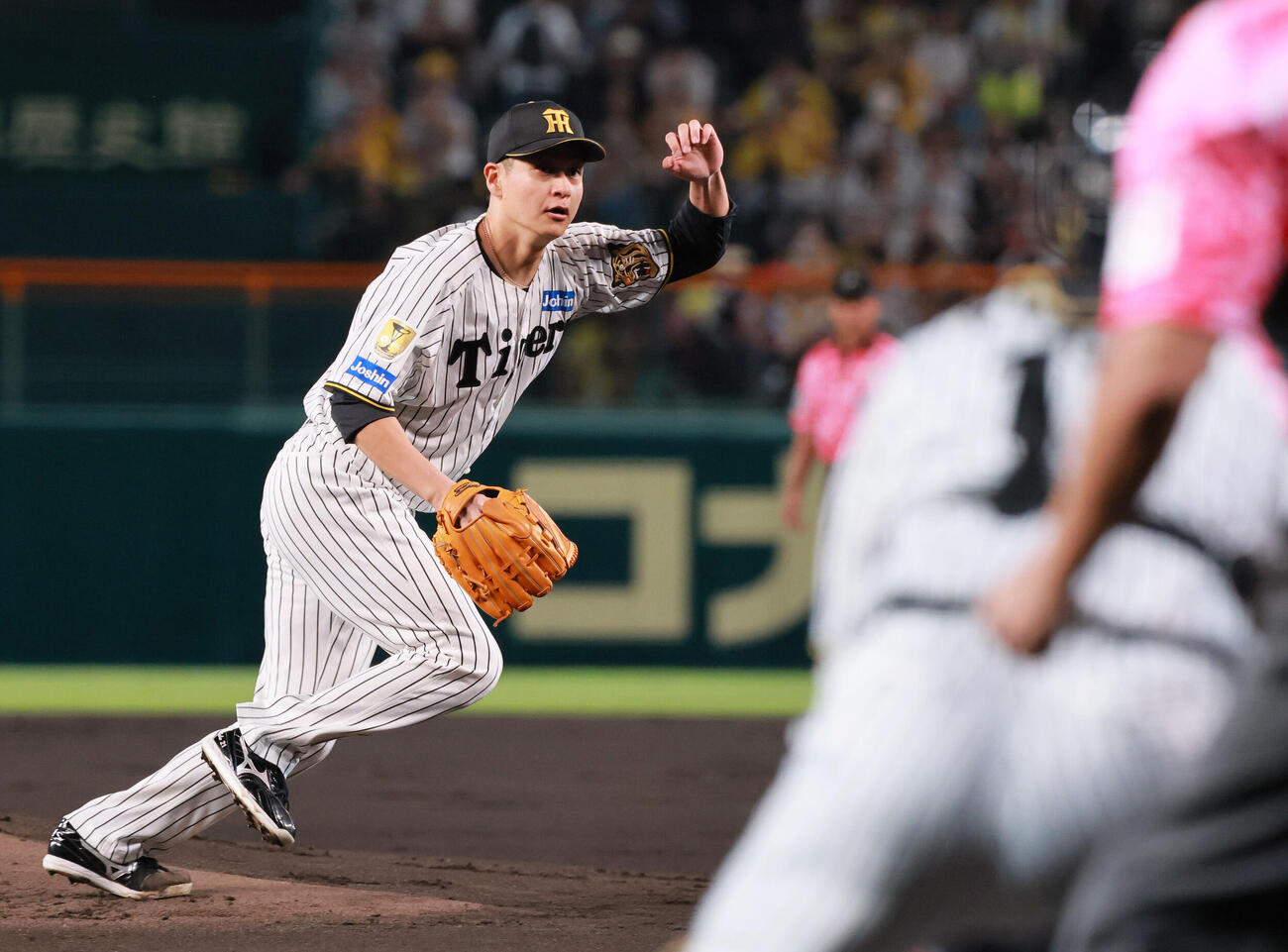 阪神対広島　2回表広島無死、大竹耕太郎は坂倉将吾の二ゴロで駆け出す（撮影・上山淳一）