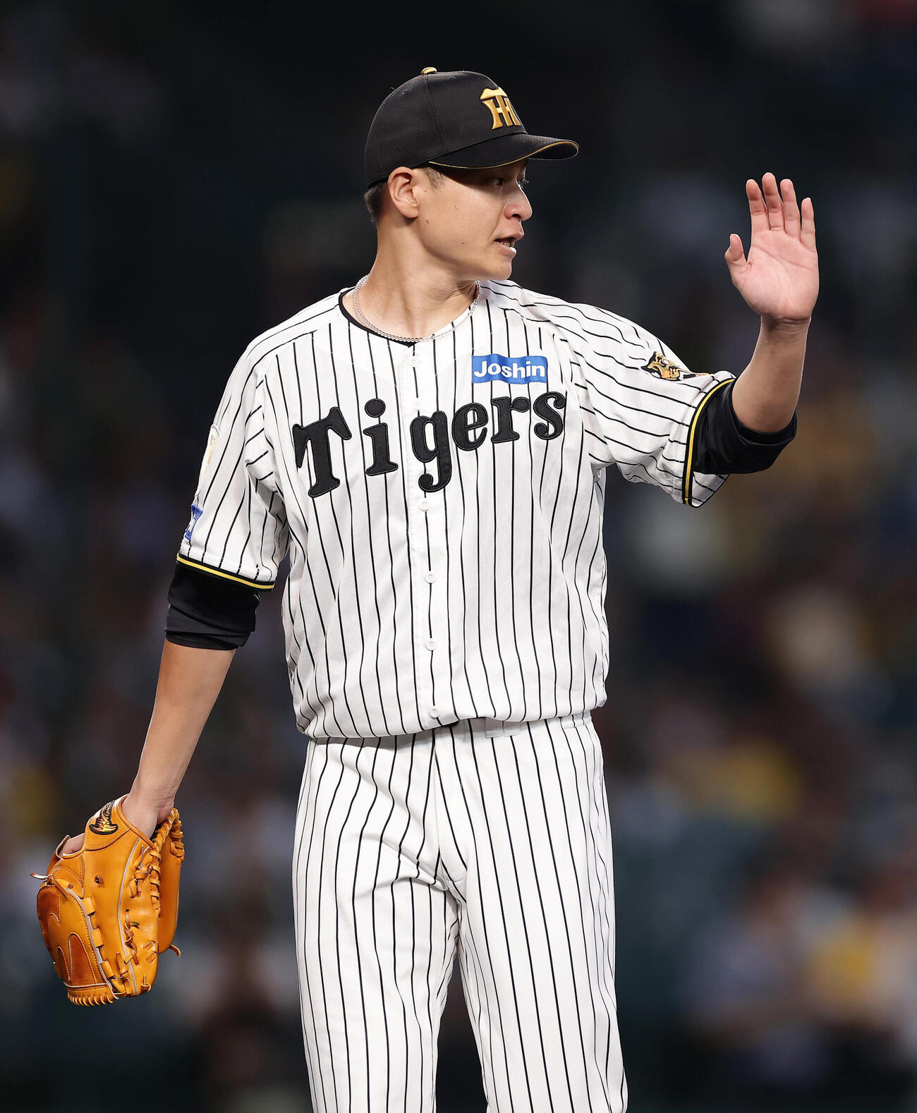 阪神対広島　1回表を投げ終えベンチへ戻る阪神大竹耕太郎（撮影・前田充）