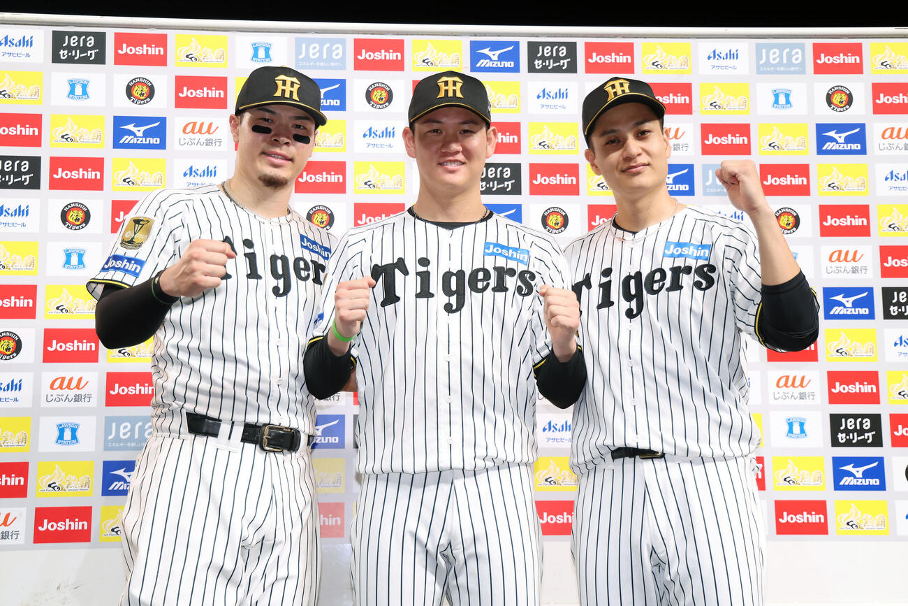 阪神対広島　お立ち台でガッツポーズする阪神の、左から佐藤輝明、及川雅貴、大竹耕太郎（撮影・前田充）