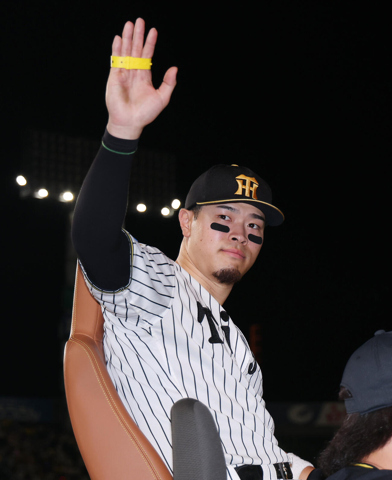 阪神対広島　広島に勝利し、スタンドのファンに手を振る阪神佐藤輝明（撮影・前田充）