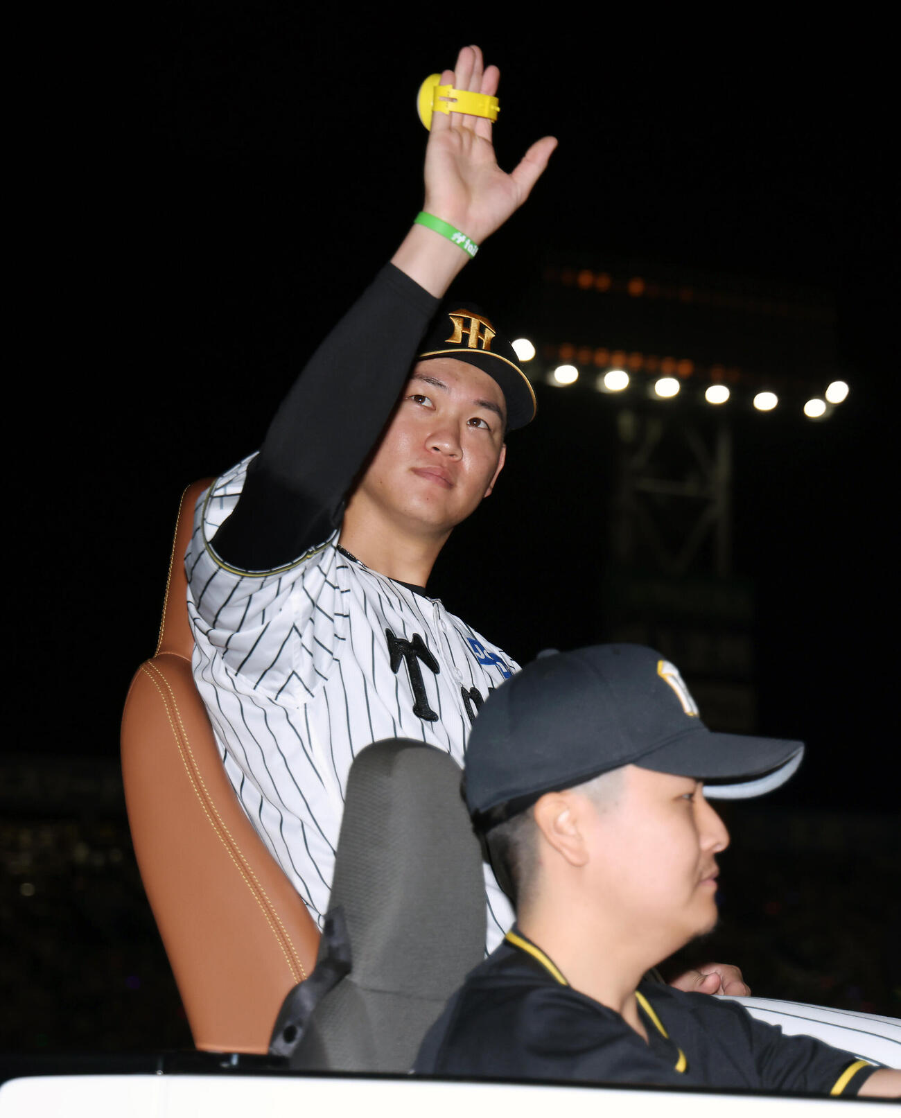 阪神対広島　広島に勝利し、スタンドのファンに手を振る阪神及川雅貴（撮影・前田充）