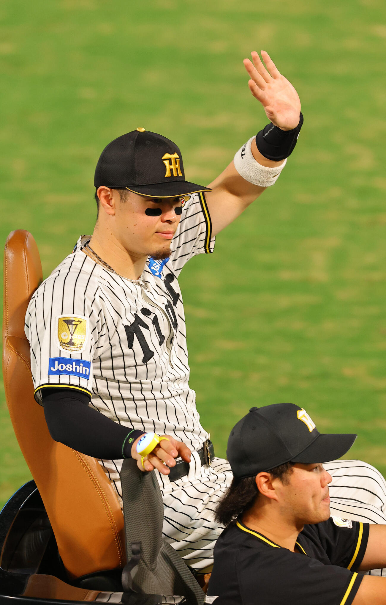 阪神対広島　リリーフカーで場内を1周する佐藤輝明（撮影・上田博志）