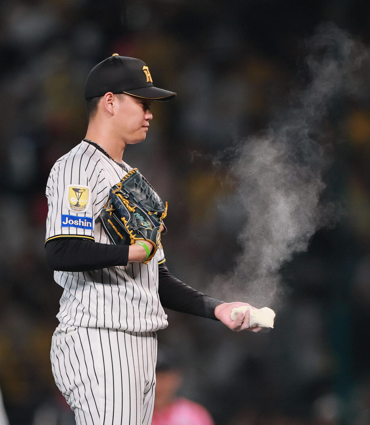 阪神対広島　8回表途中でラファエル・ドリスに代わって登板する及川雅貴（撮影・上山淳一）