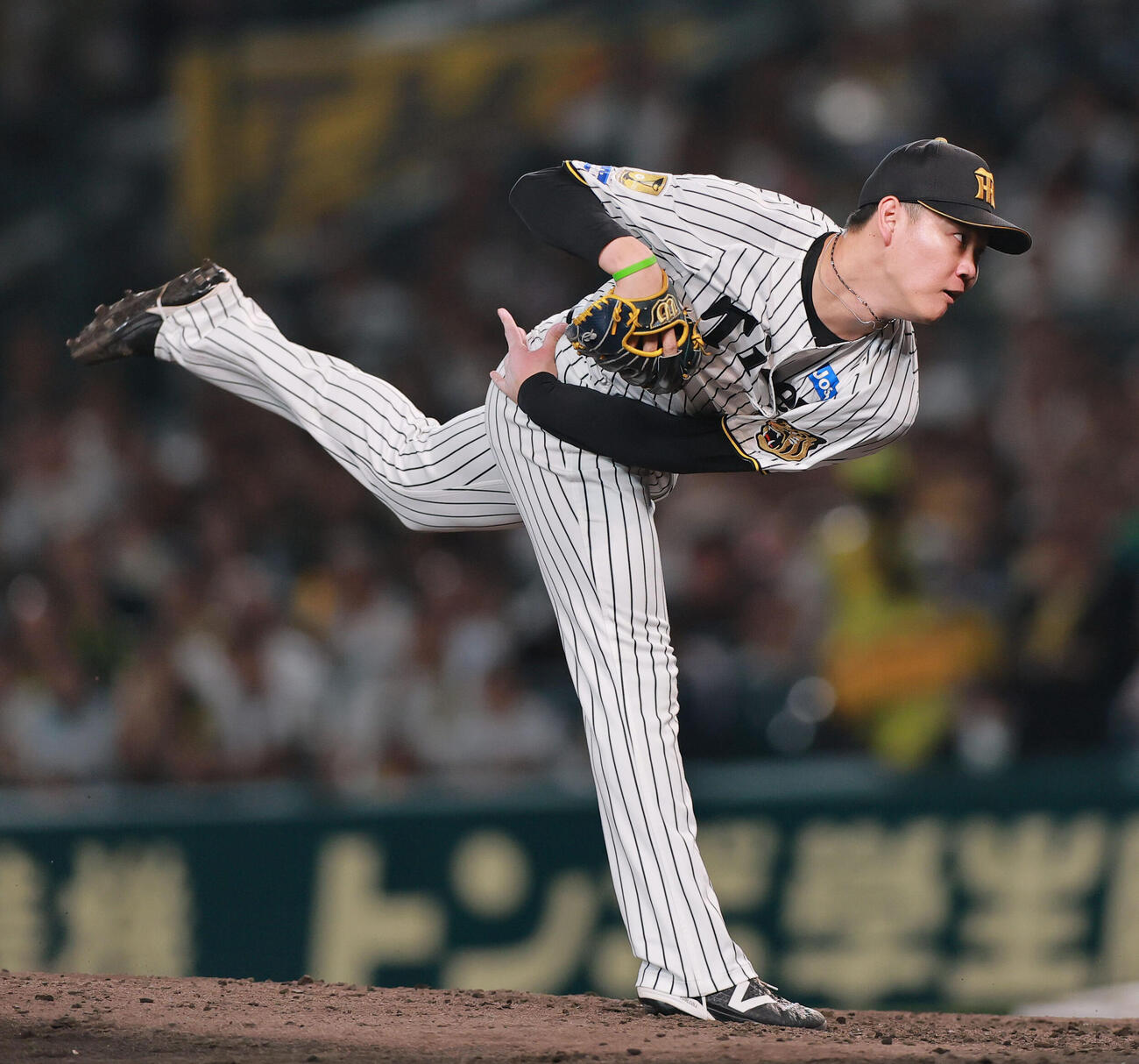 阪神対広島　8回表途中でラファエル・ドリスに代わって登板する及川雅貴（撮影・上山淳一）
