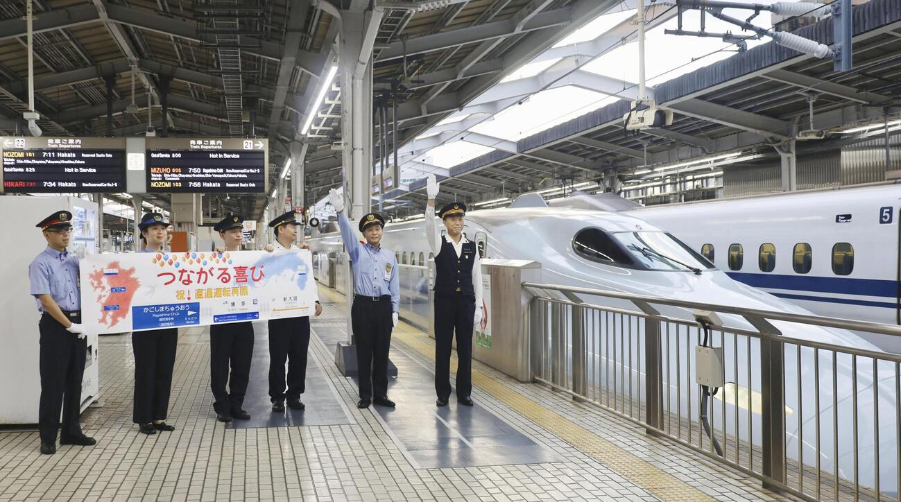 九州新幹線が全線で運転を再開し、新大阪駅から鹿児島中央駅に向かう「みずほ」＝18日午前（共同）