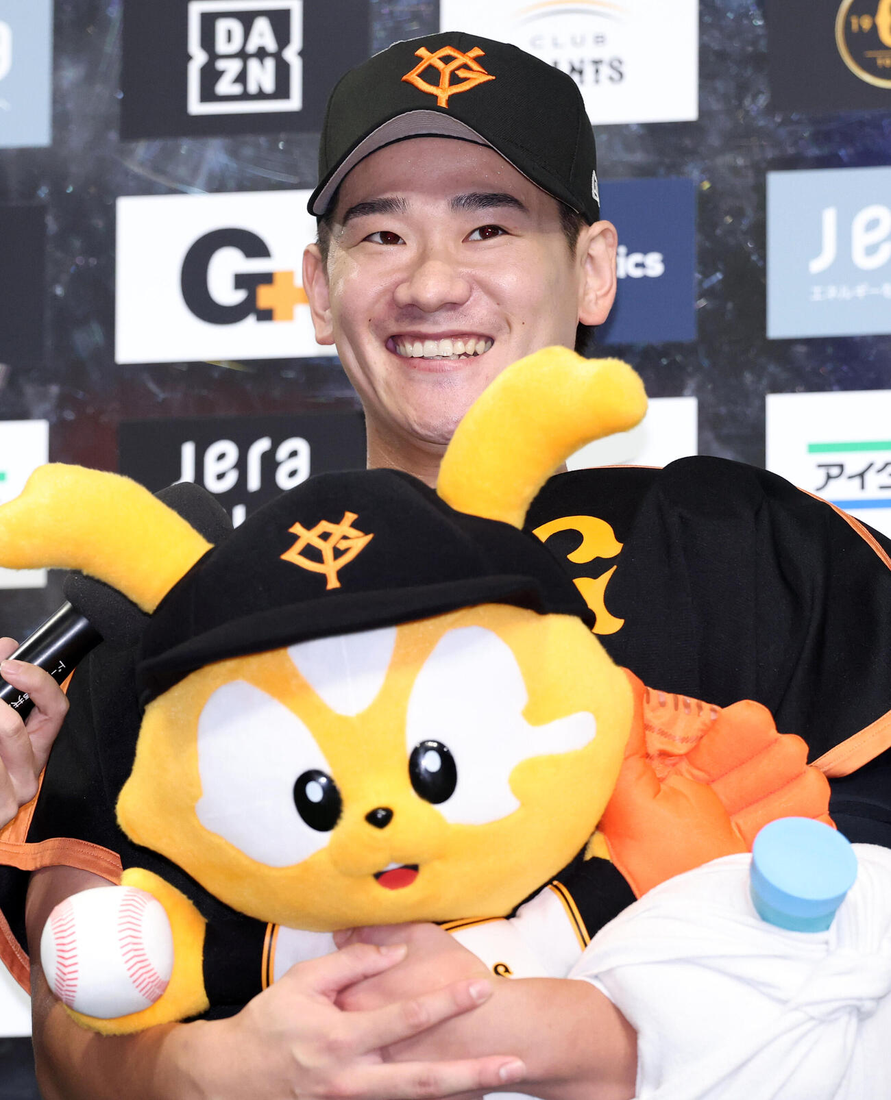 18日、ヒーローインタビューで笑顔の巨人井上温大