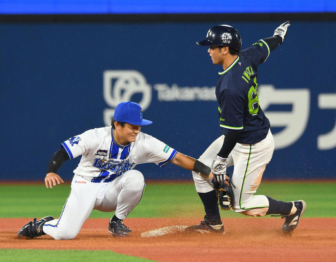 DeNA対ヤクルト　6回表ヤクルト2死一塁、二塁盗塁を決める岩田幸宏（右）。遊撃手林琢真（撮影・滝沢徹郎）