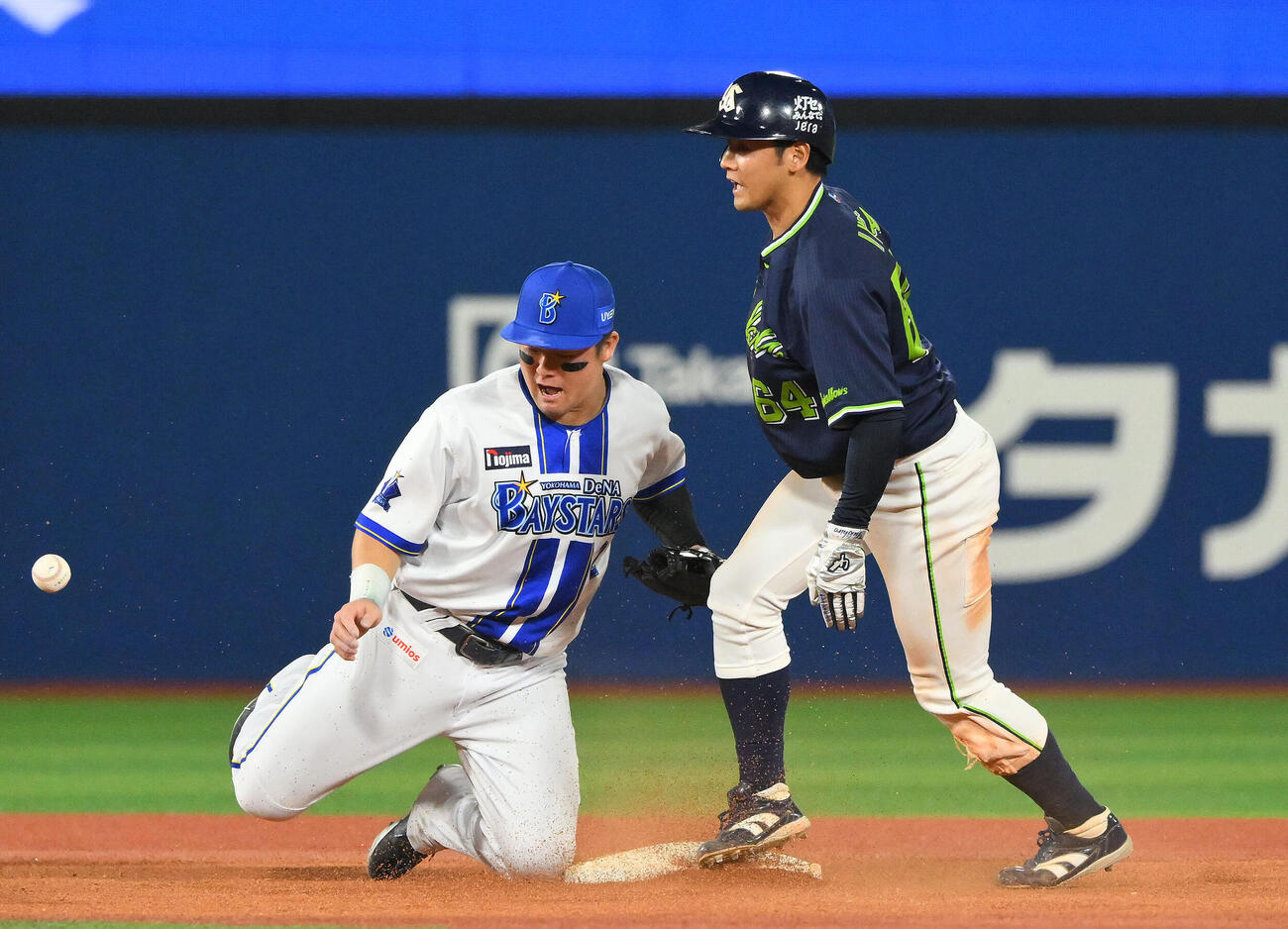 DeNA対ヤクルト　8回表ヤクルト1死一塁、二盗を決める岩田幸宏（右）。二塁手牧秀悟（撮影・滝沢徹郎）