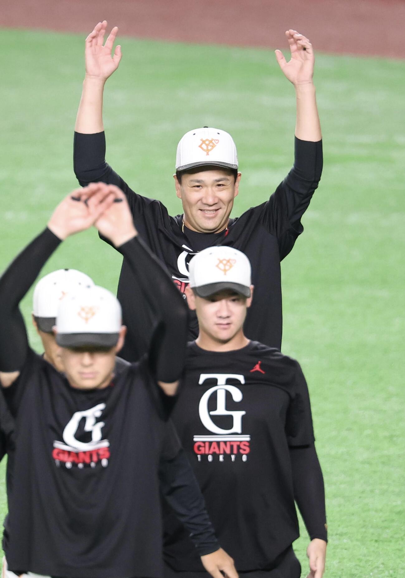 巨人対中日　笑顔でウォームアップする巨人田中将大(後方)ら(撮影・浅見桂子)
