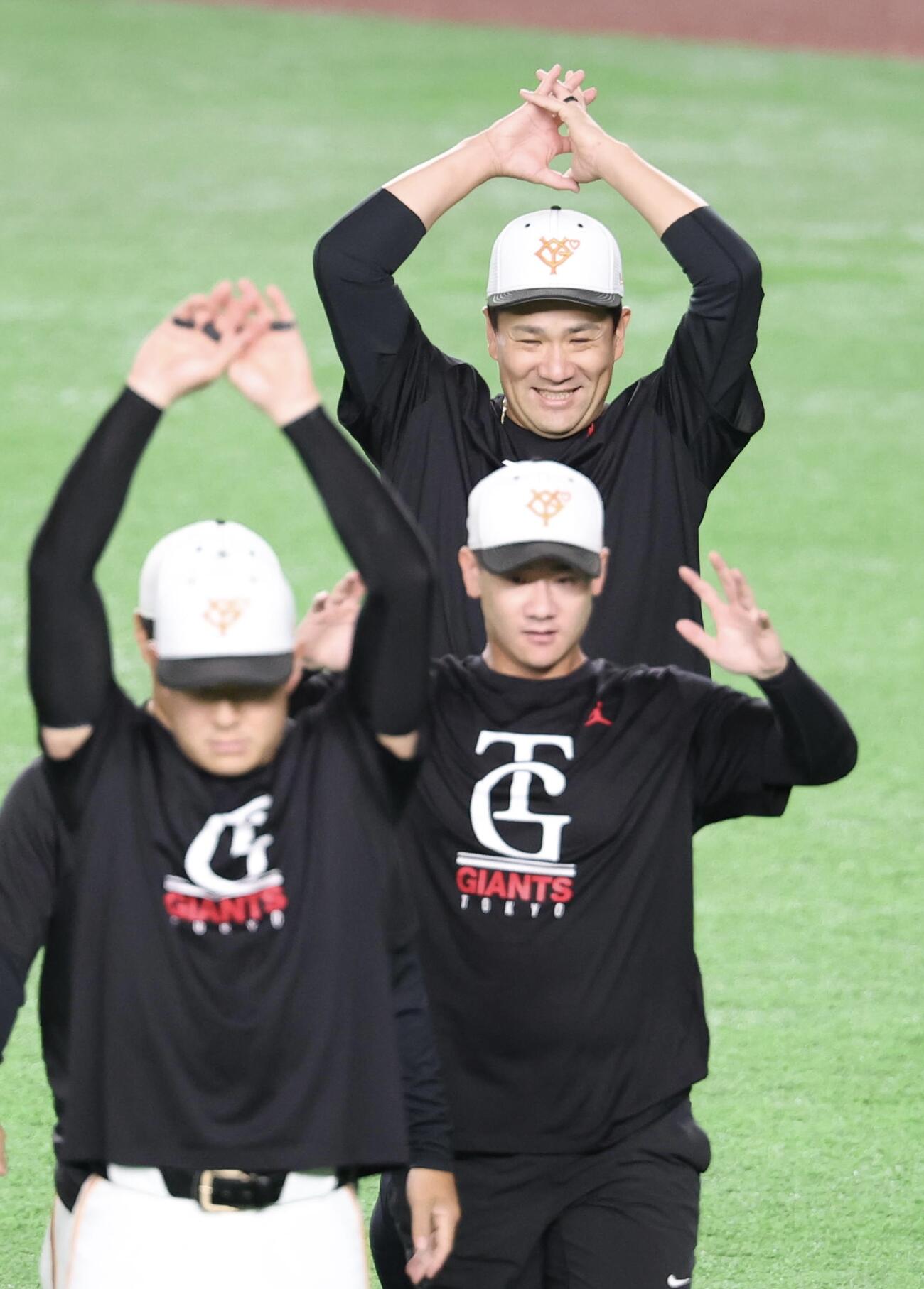 巨人対中日　笑顔でウォームアップする巨人田中将大(後方)ら(撮影・浅見桂子)