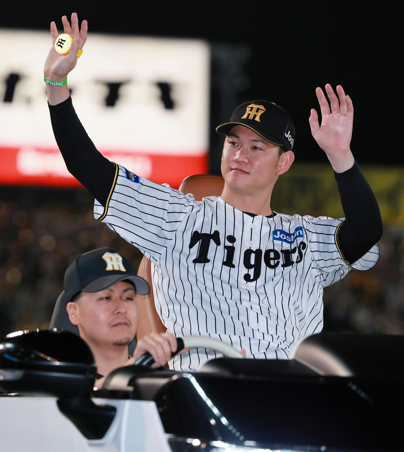阪神対広島　ファンの声援に応えるヒーローの阪神及川雅貴（撮影・上山淳一）