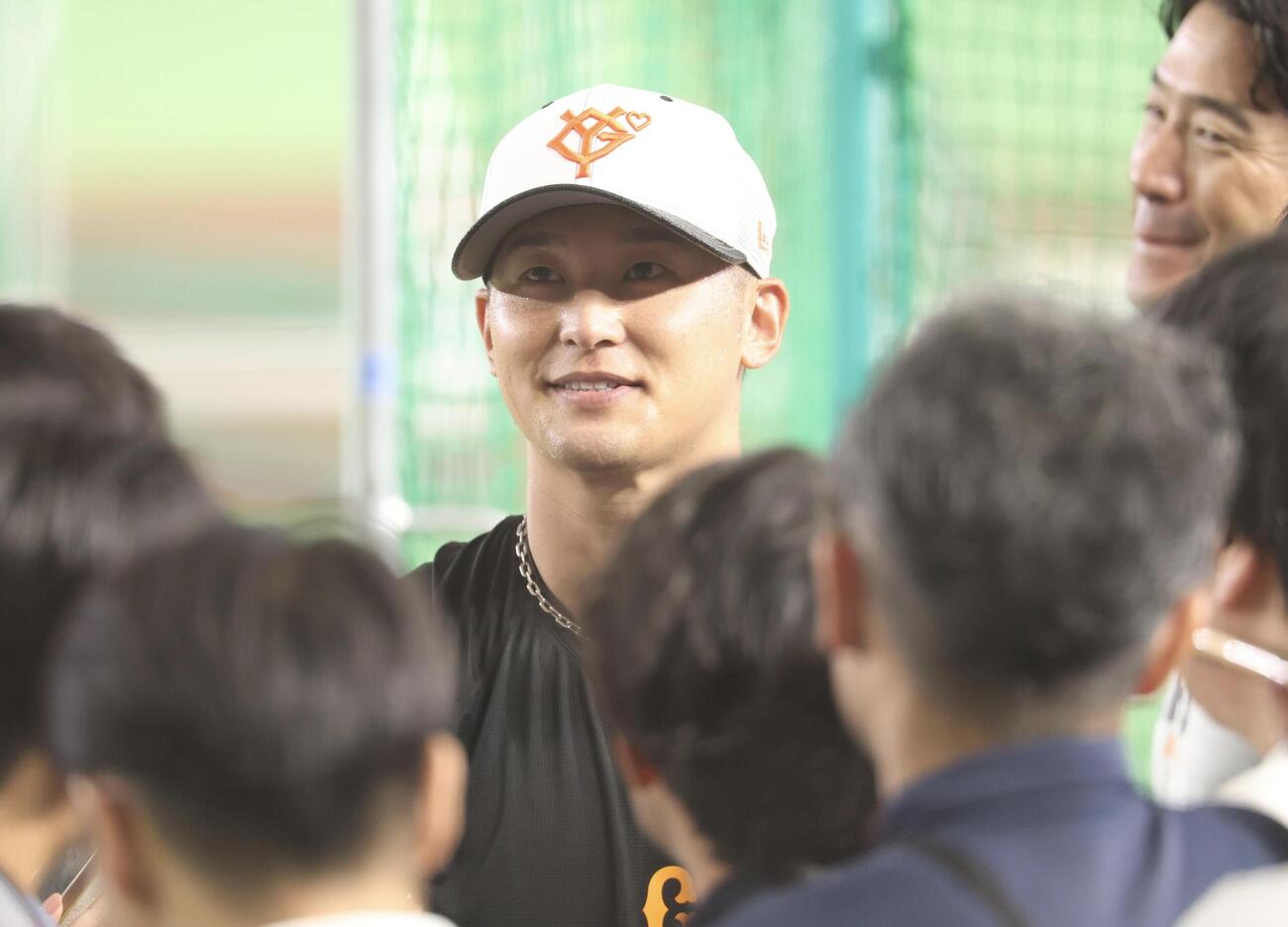 巨人対中日　巨人吉川尚輝は、練習後、記者の質問に答える(撮影・浅見桂子)