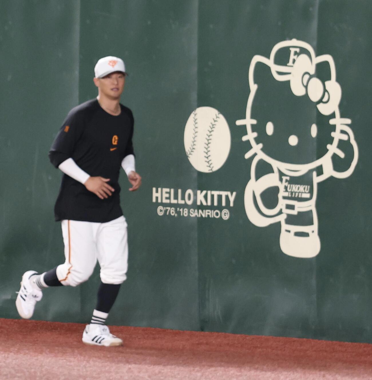 巨人対中日　1軍合流でグラウンドを走る巨人吉川尚輝(撮影・浅見桂子)
