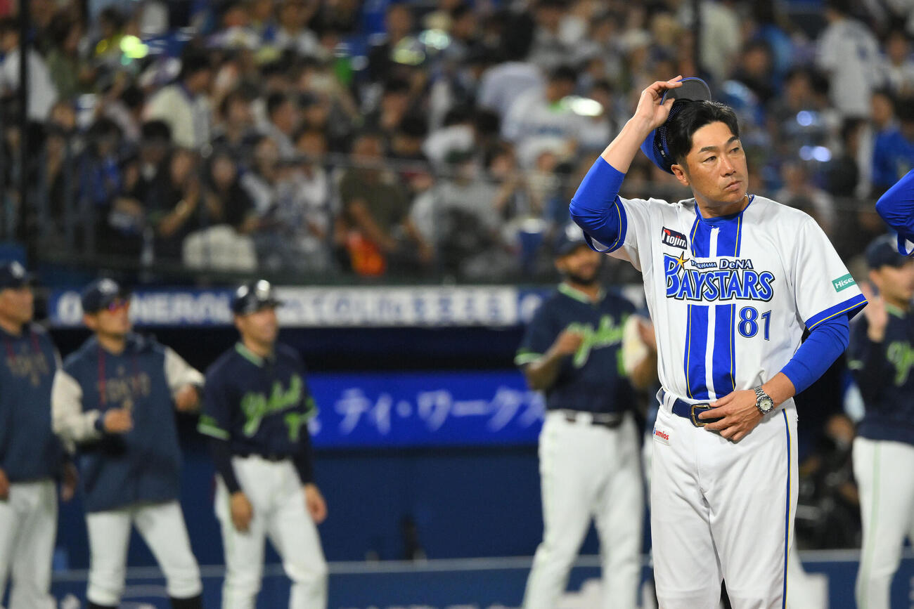 DeNA対ヤクルト　ヤクルトに敗れあいさつするDeNA相川亮二監督（撮影・滝沢徹郎）