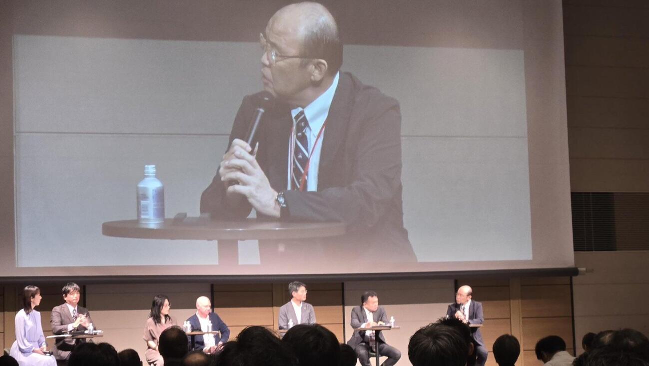 「地域再生甲子園2026」のイベントにスペシャルゲストで参加した阪神・岡田彰布オーナー付顧問（右端）