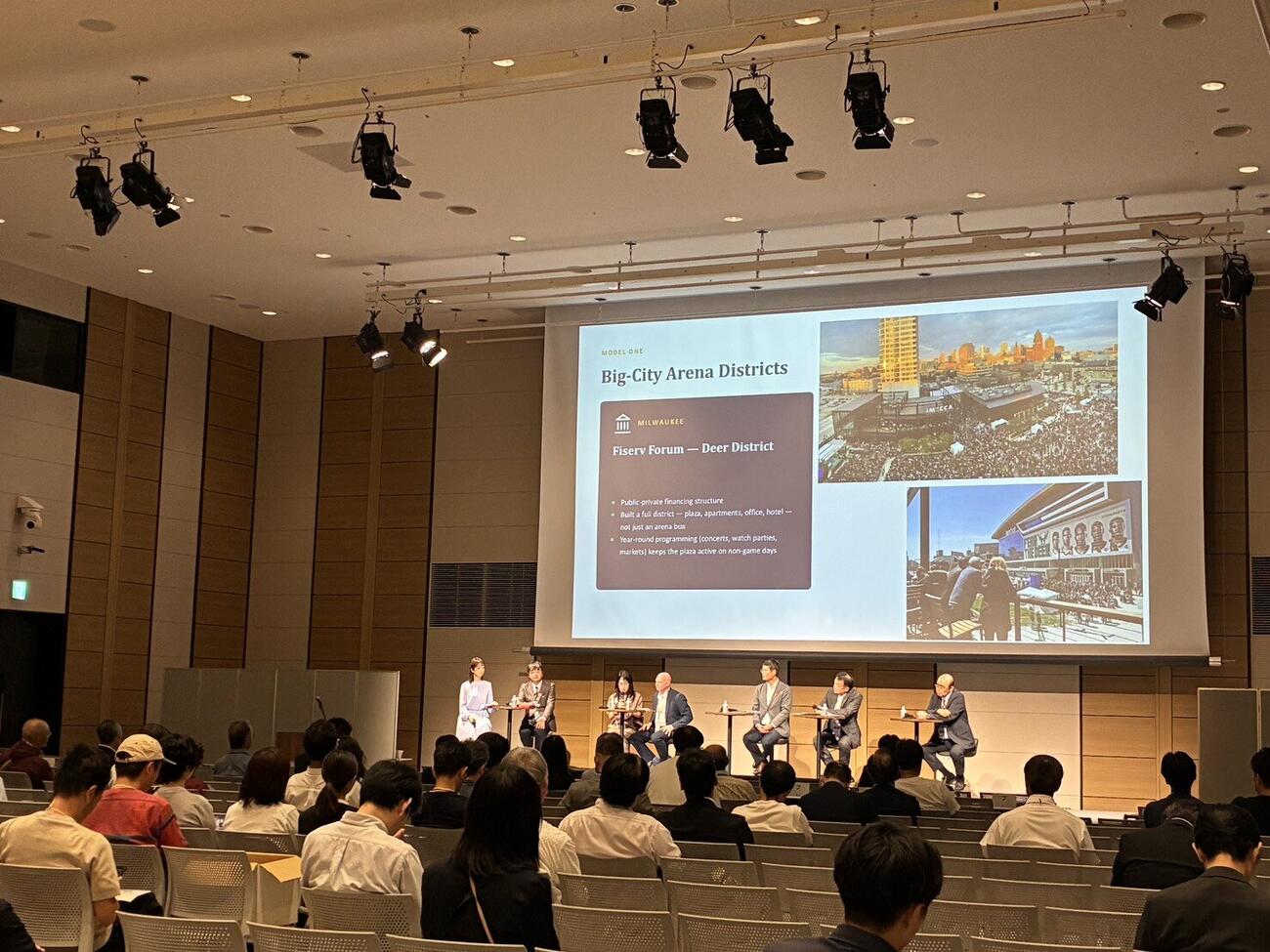「地域再生甲子園2026」のイベントに参加した阪神岡田彰布オーナー付顧問（右端）