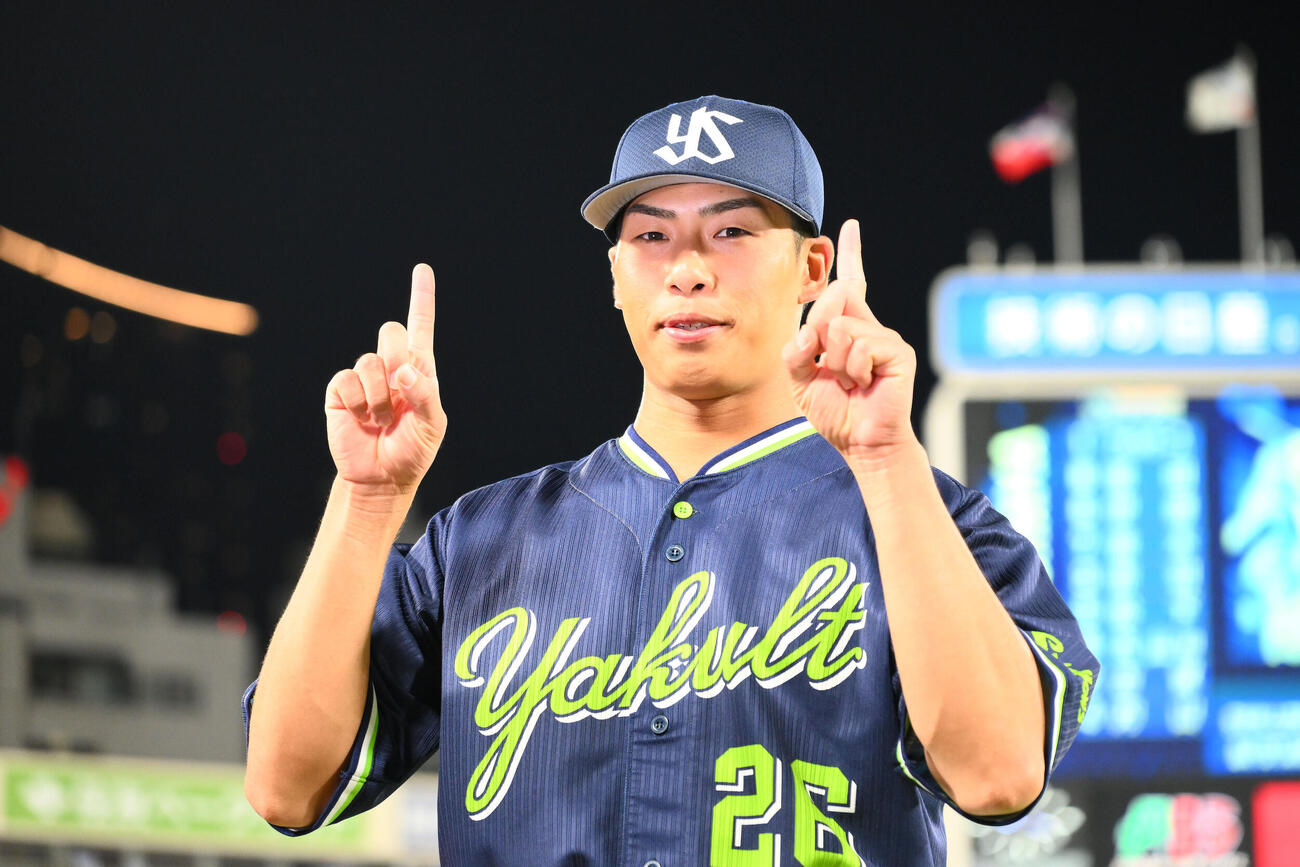 DeNA対ヤクルト　試合後、11勝目のヤクルト山野太一は「11」のポーズを作り記念撮影する（撮影・滝沢徹郎）