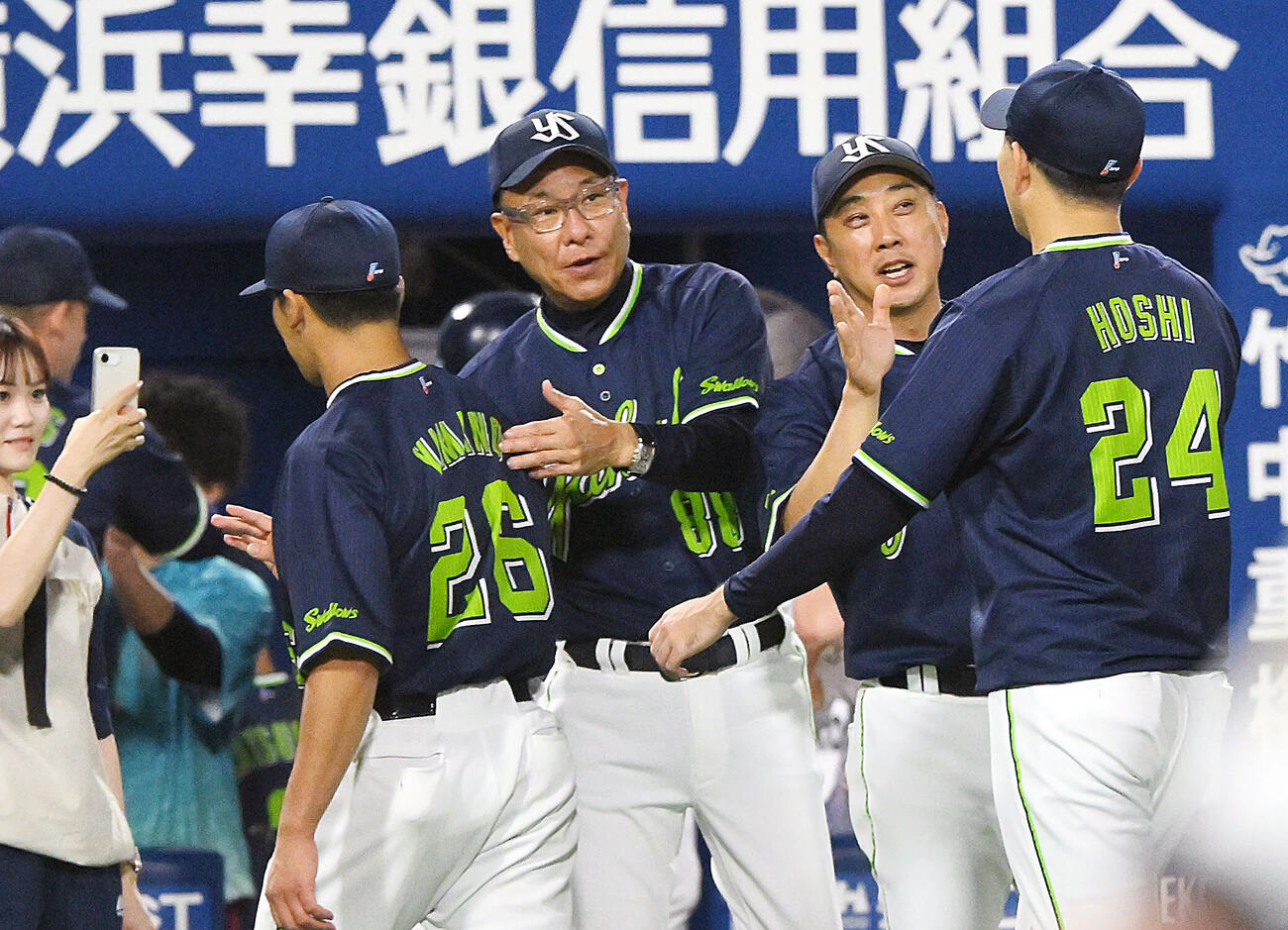 DeNA対ヤクルト　試合後、ヤクルト池山隆寛監督（中央）は山野太一（左）を迎える（撮影・滝沢徹郎）