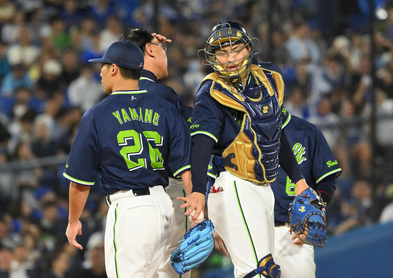 DeNA対ヤクルト　8回裏、降板するヤクルト先発の山野太一（左）は捕手鈴木叶とタッチを交わす（撮影・滝沢徹郎）