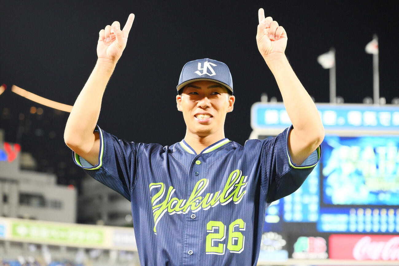 DeNA対ヤクルト　試合後、11勝目のヤクルト山野太一は「11」のポーズを作り記念撮影する（撮影・滝沢徹郎）