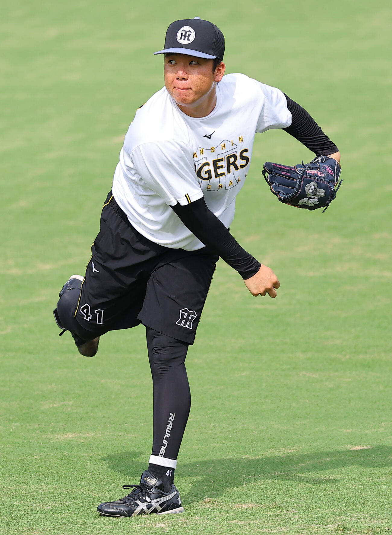 キャッチボールをする村上頌樹（撮影・上田博志）