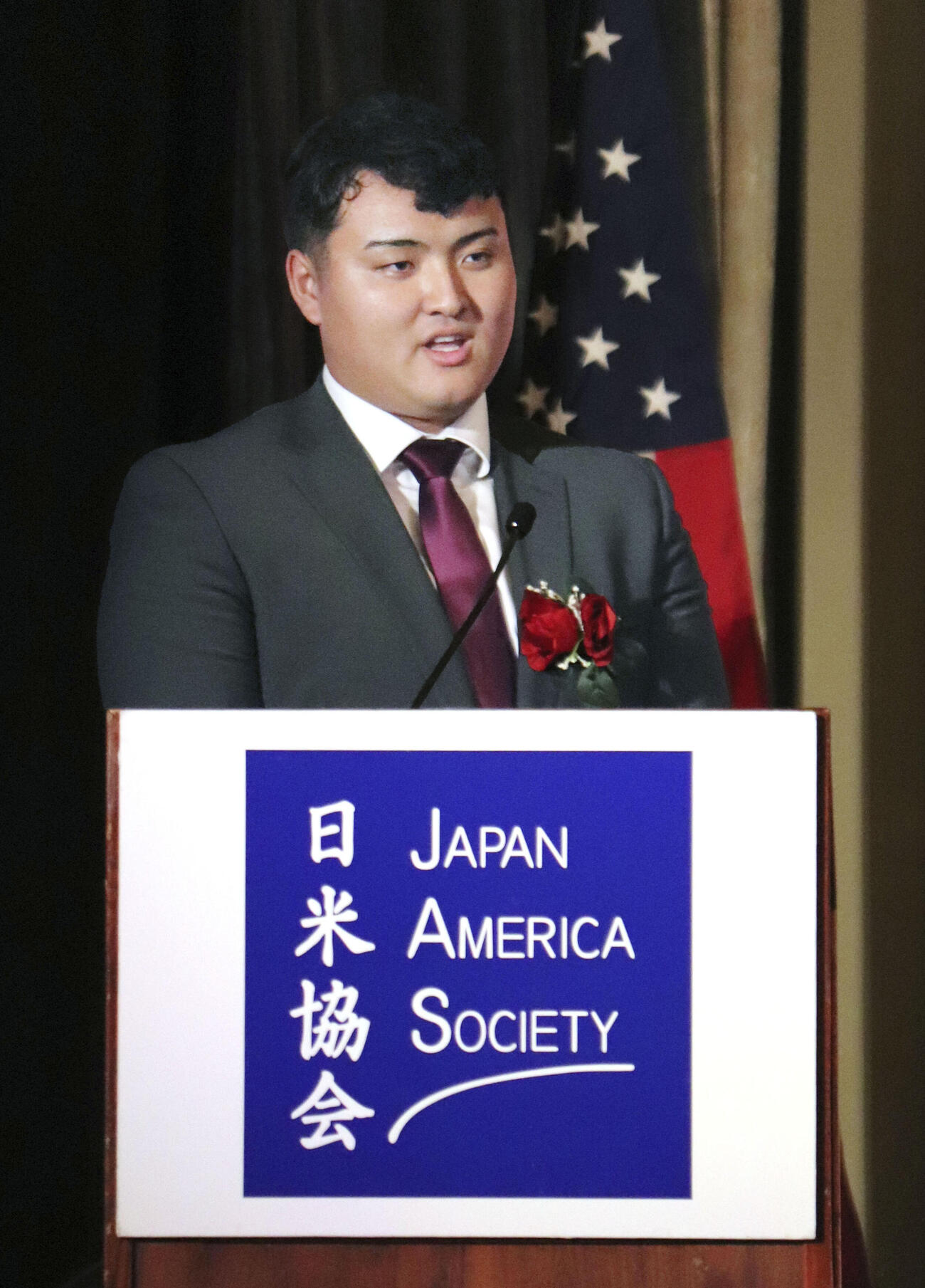 「次世代のスター賞」授賞式に出席し、スピーチするマーリンズの佐々木麟太郎（共同）