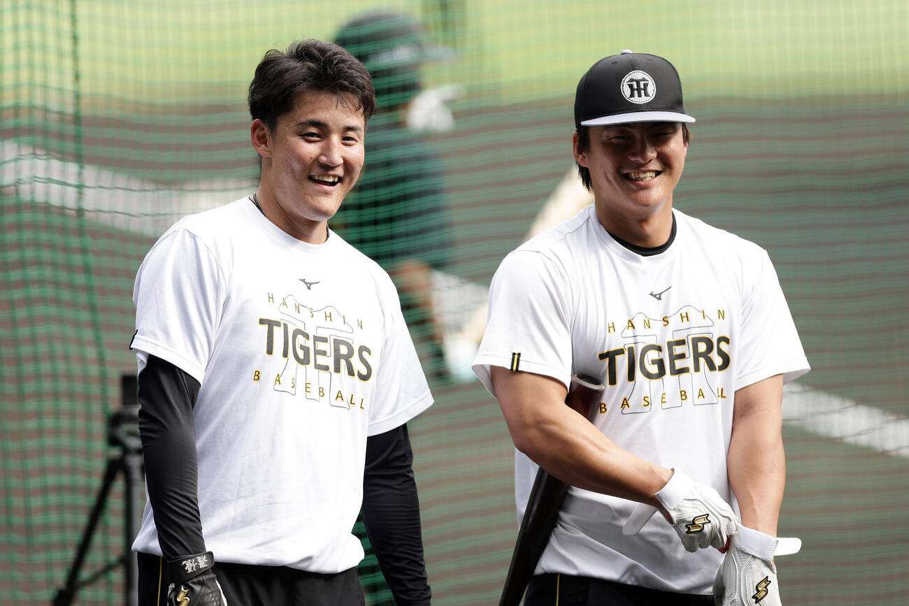 阪神対広島　試合前練習で談笑する阪神元山飛優（左）と前川右京（撮影・前田充）