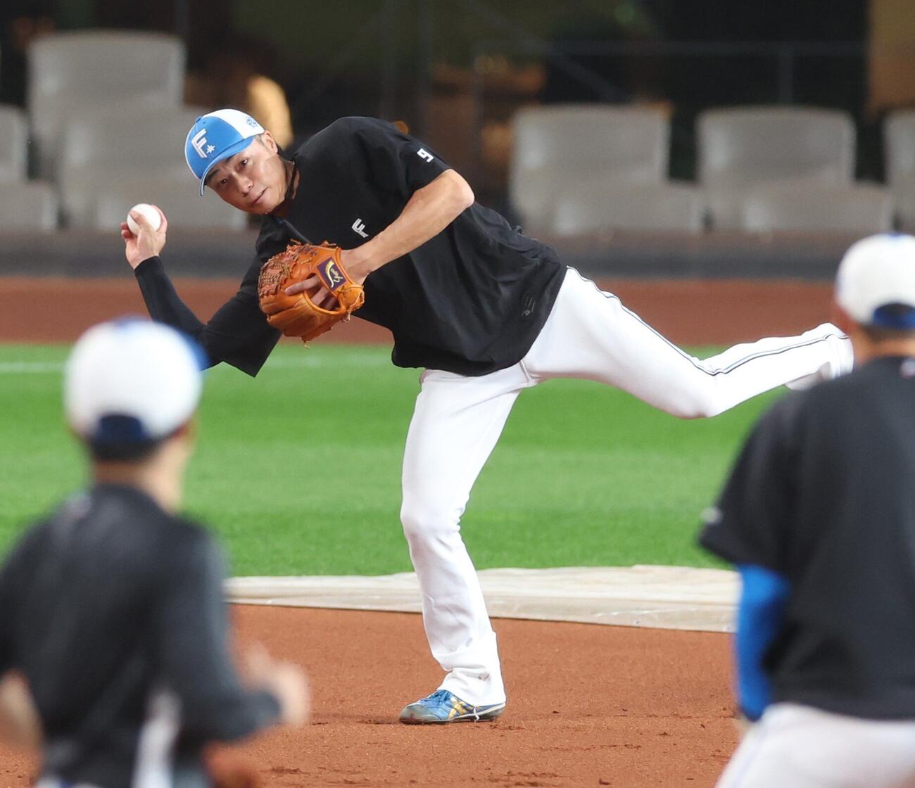 日本ハム対オリックス　守備練習をする中島卓也（撮影・黒川智章）