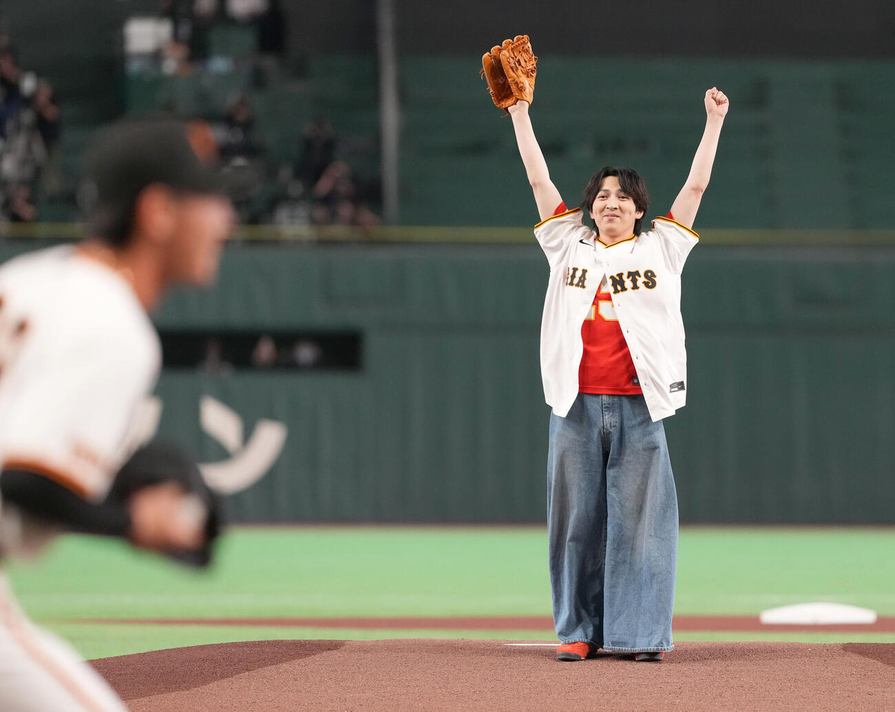 ファーストピッチを務め笑顔を見せるM！LKの吉田仁人（撮影・たえ見朱実）