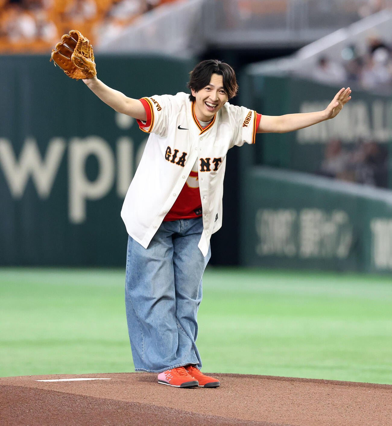 ファーストピッチを務めたM！LKの吉田仁人（撮影・浅見桂子）