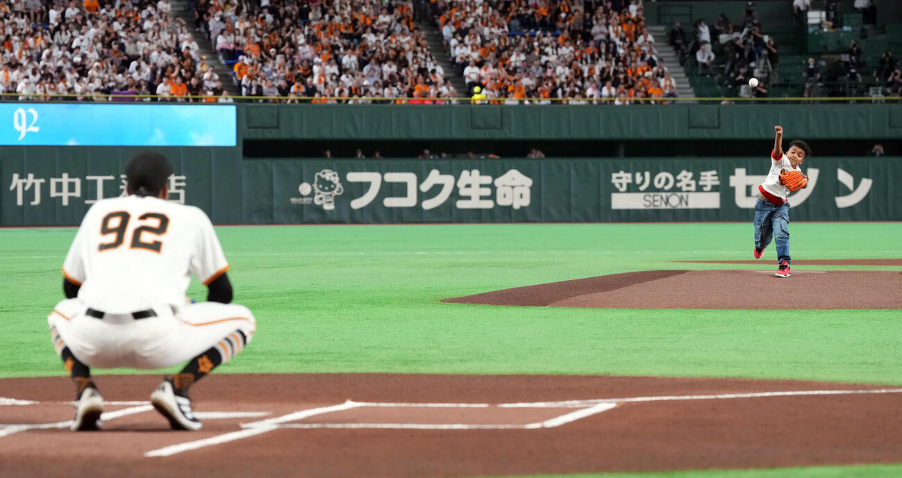 セレモニアルピッチを務めた巨人ライデル・マルティネスの息子ルーカスくん（撮影・たえ見朱実）