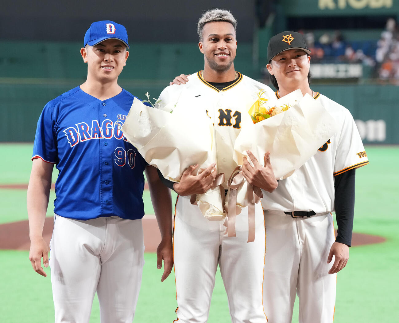 名球会入り表彰で記念撮影に納まる、左から中日松山晋也、巨人ライデル・マルティネス、田中瑛斗（撮影・たえ見朱実）